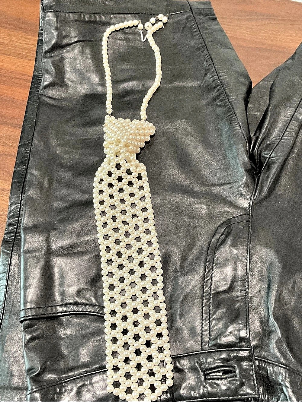 Pearl Pendant Necklace in White Like New